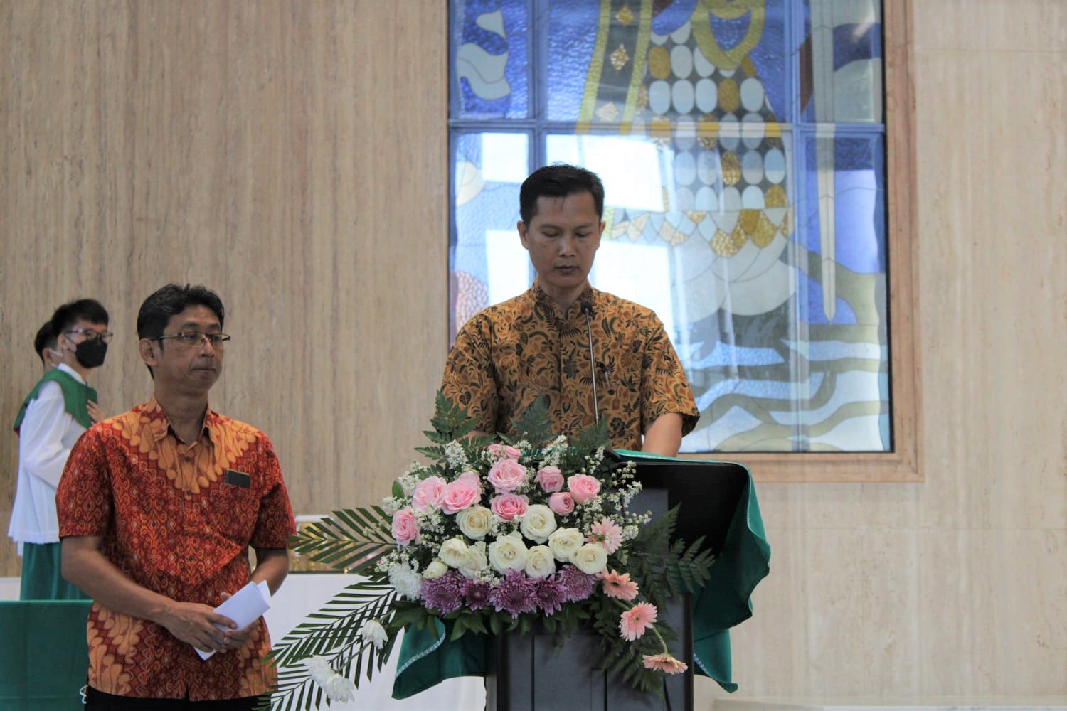 Perwakilan orang tuamenyerahkan anak2 calon misdinar utk dilantik oleh pastur paroki (2)_1